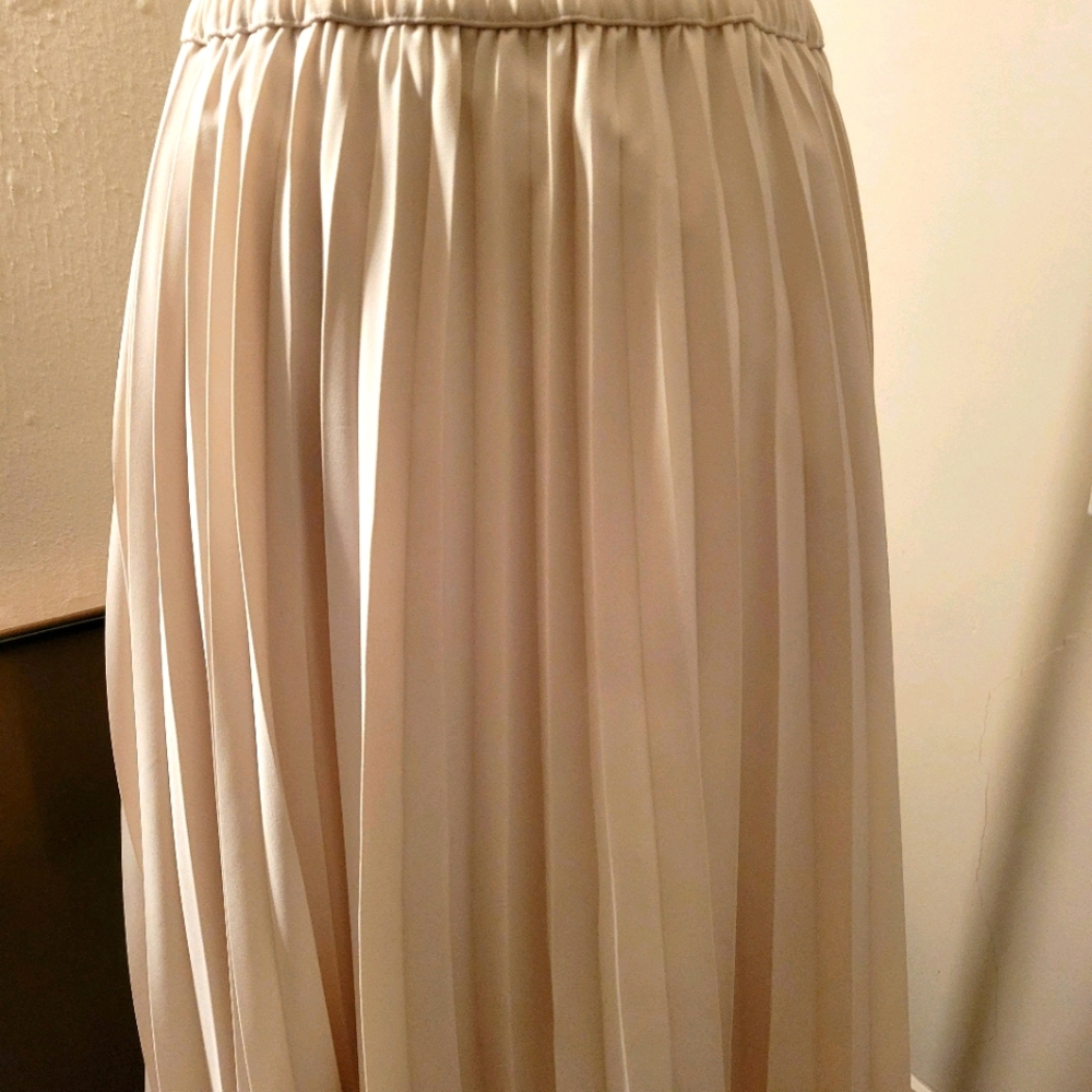 DKNY pleated skirt - Picture 2 of 6